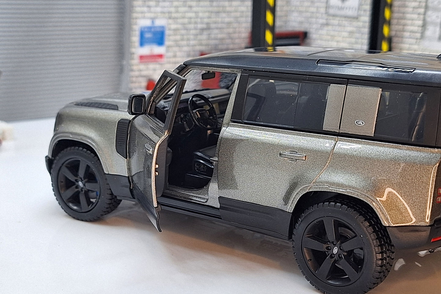 Land Rover Defender 110 4 Door Grey 1:24 Scale