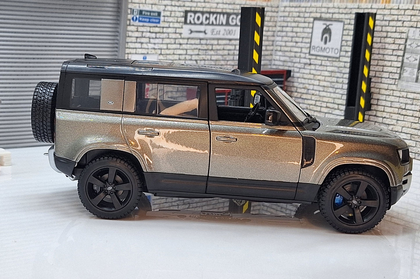 Land Rover Defender 110 4 Door Grey 1:24 Scale