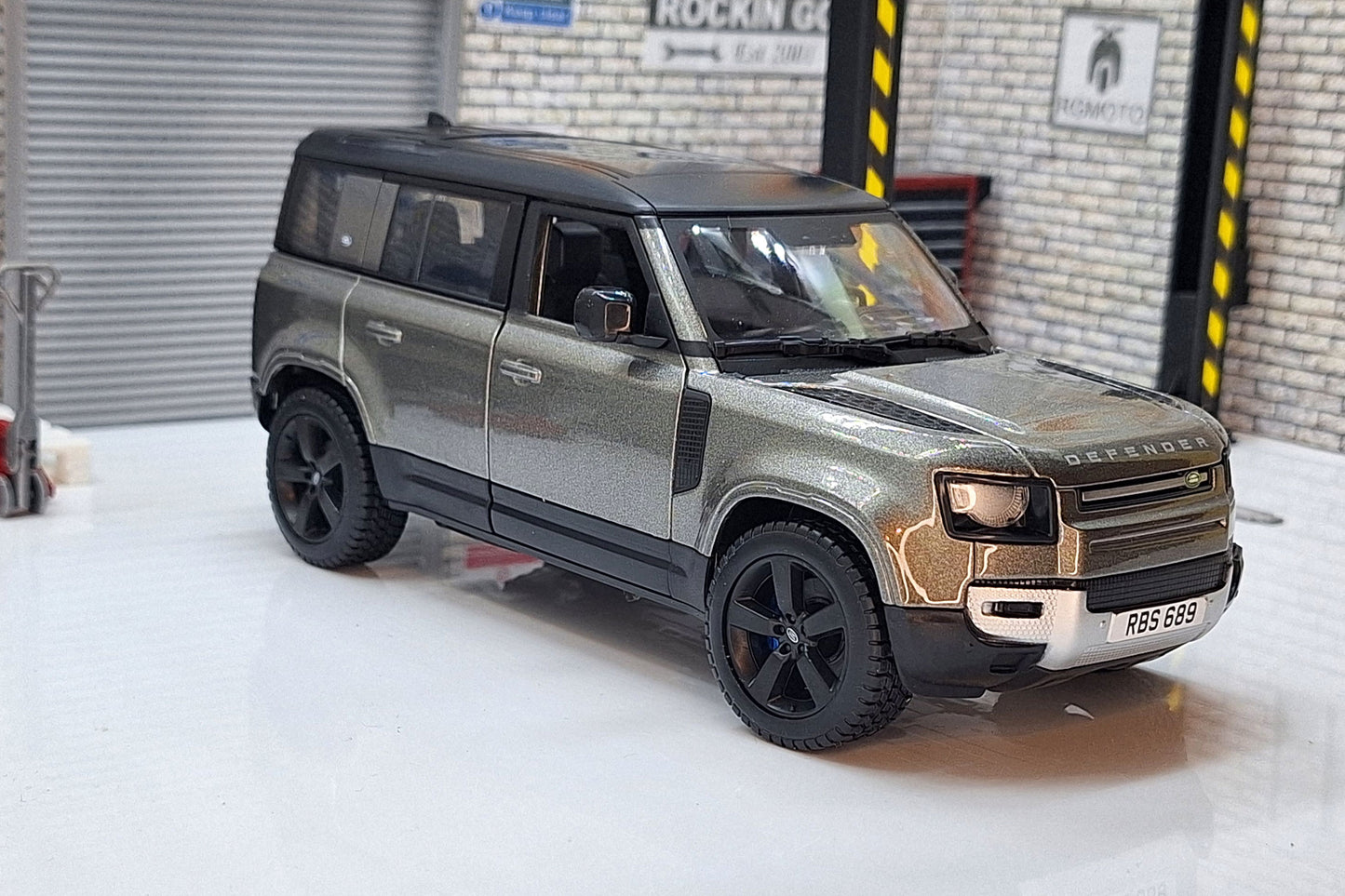 Land Rover Defender 110 4 Door Grey 1:24 Scale