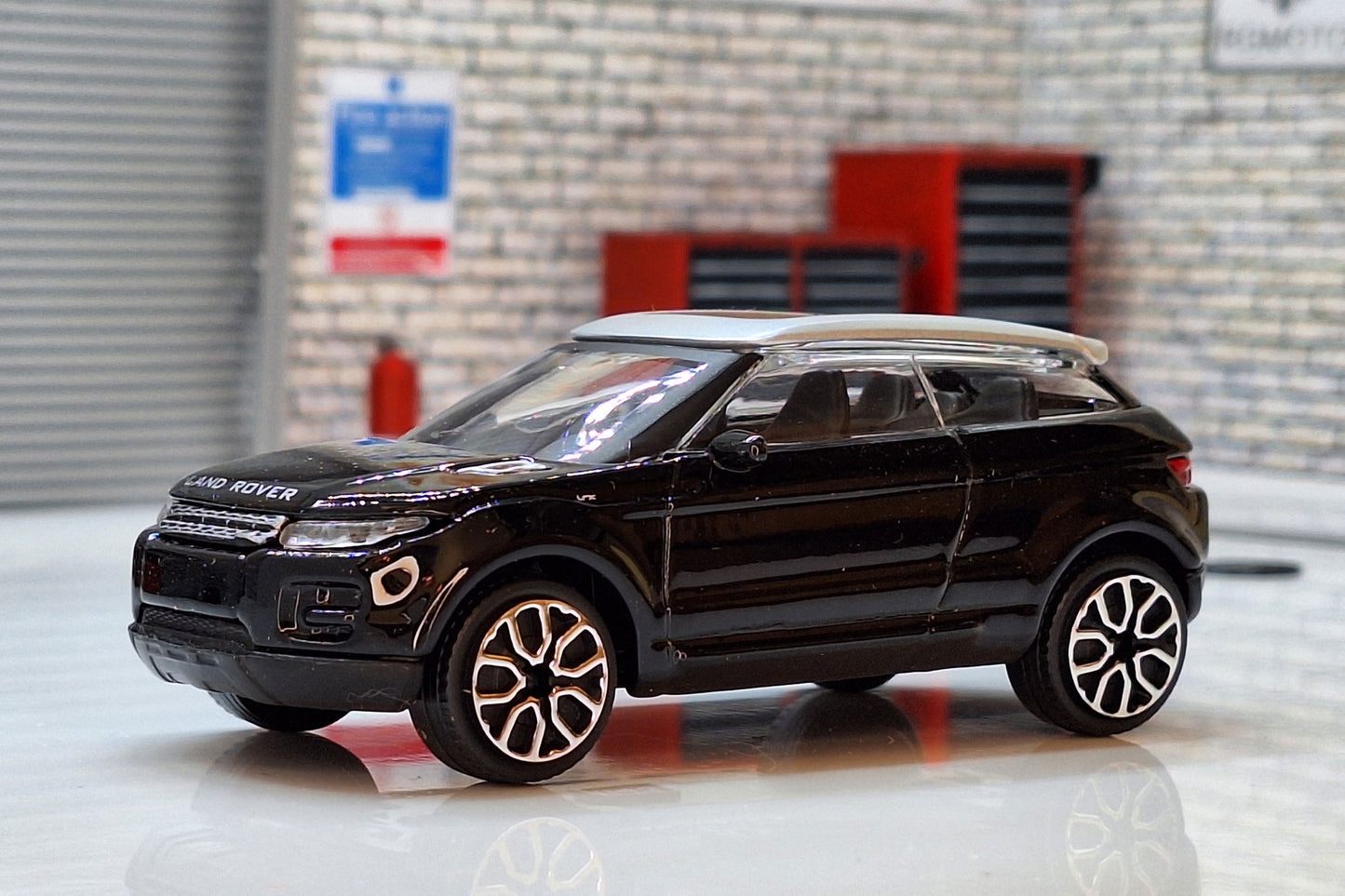 Land Rover LRX (Evoque) 2010 - Black1:43 Scale Bburago