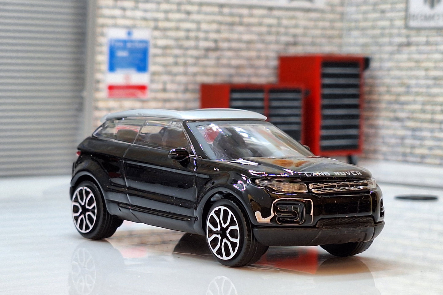 Land Rover LRX (Evoque) 2010 - Black1:43 Scale Bburago