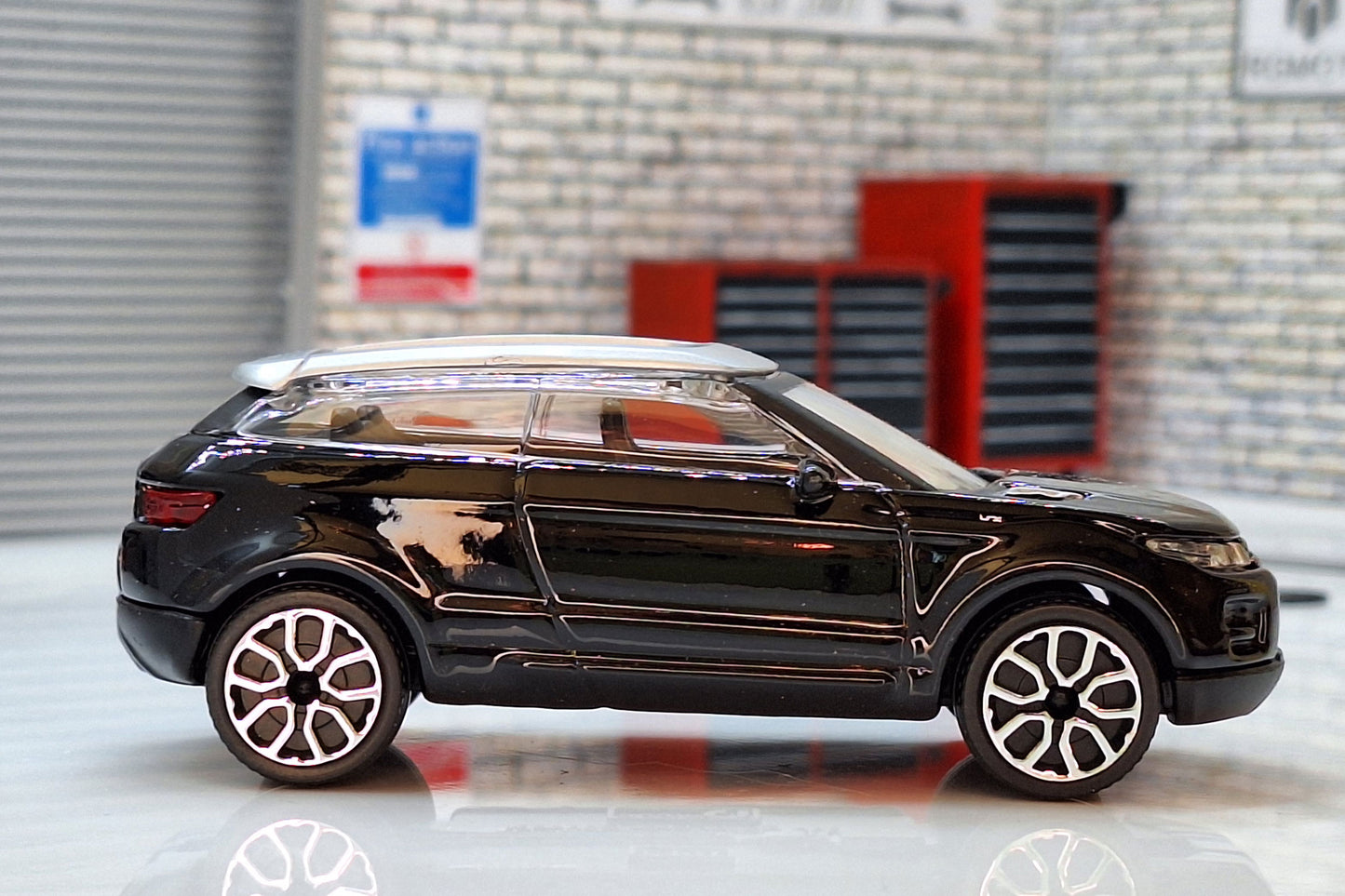 Land Rover LRX (Evoque) 2010 - Black1:43 Scale Bburago