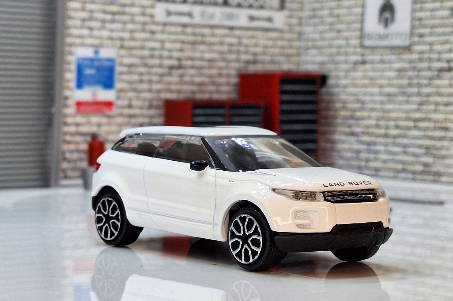 Land Rover Lrx (Evoque) 2010 - White 1:43 Scale Bburago