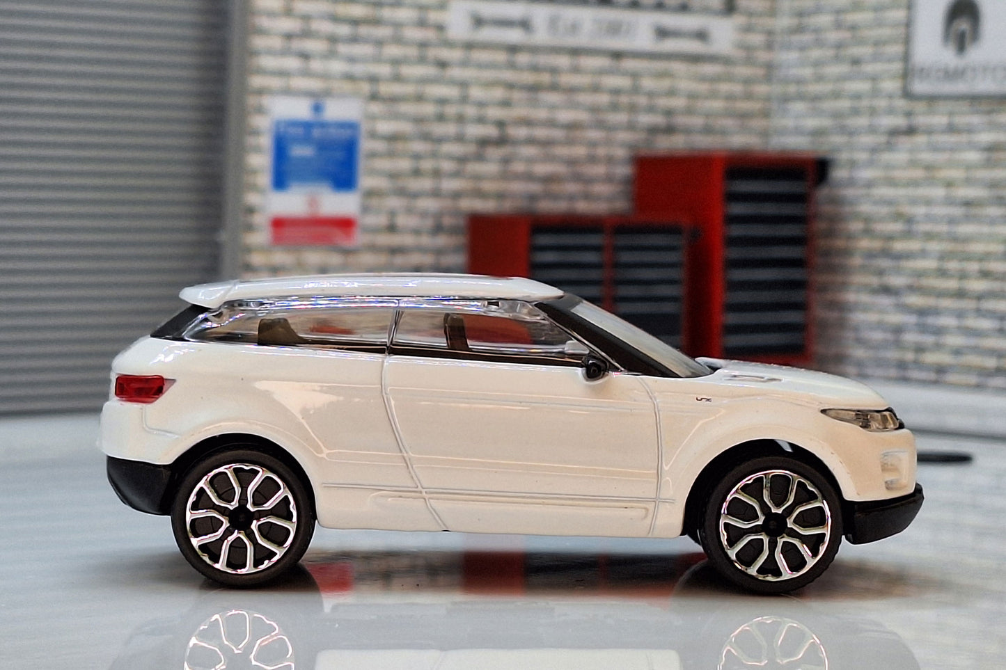 Land Rover Lrx (Evoque) 2010 - White 1:43 Scale Bburago