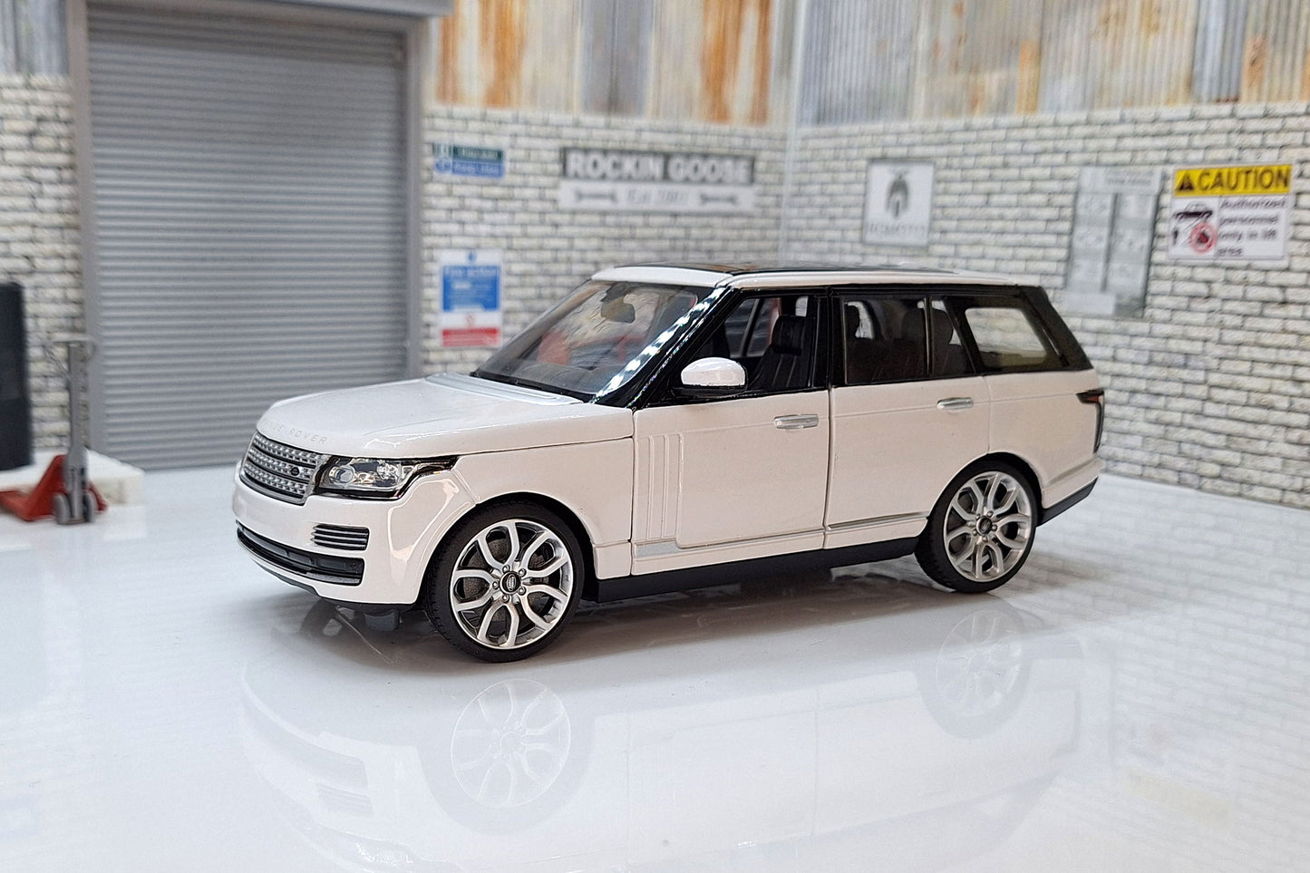 Land Rover Range Rover White 1:24 Scale Car Model Rastar Supreme