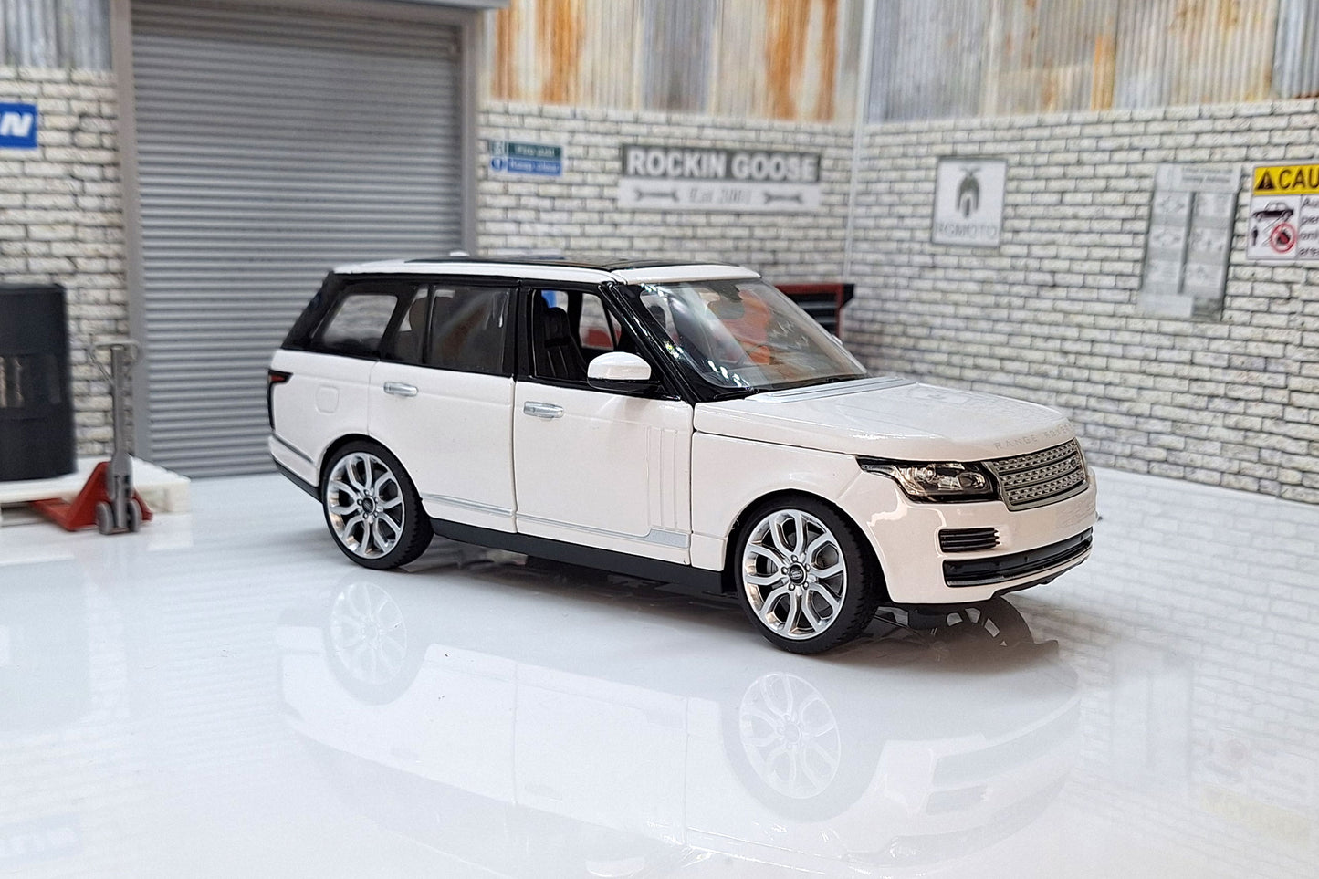 Land Rover Range Rover White 1:24 Scale Car Model Rastar Supreme