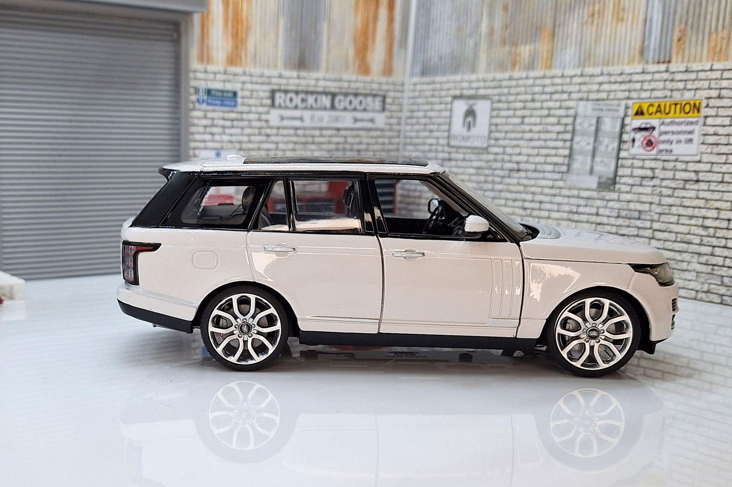 Land Rover Range Rover White 1:24 Scale Car Model Rastar Supreme