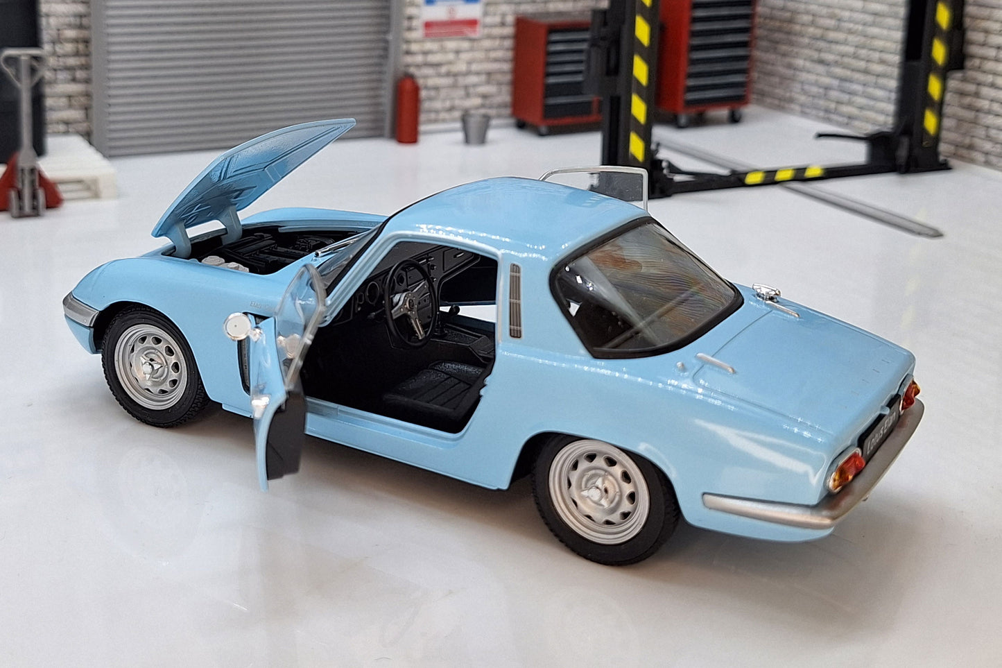 Lotus Elan 1965 - Lt Blue 1:24 Scale Car Model