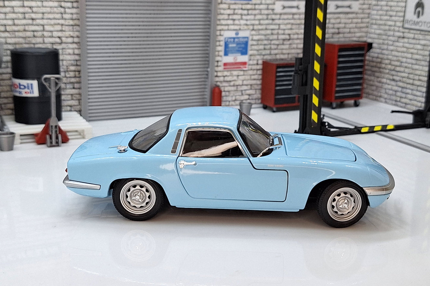 Lotus Elan 1965 - Lt Blue 1:24 Scale Car Model