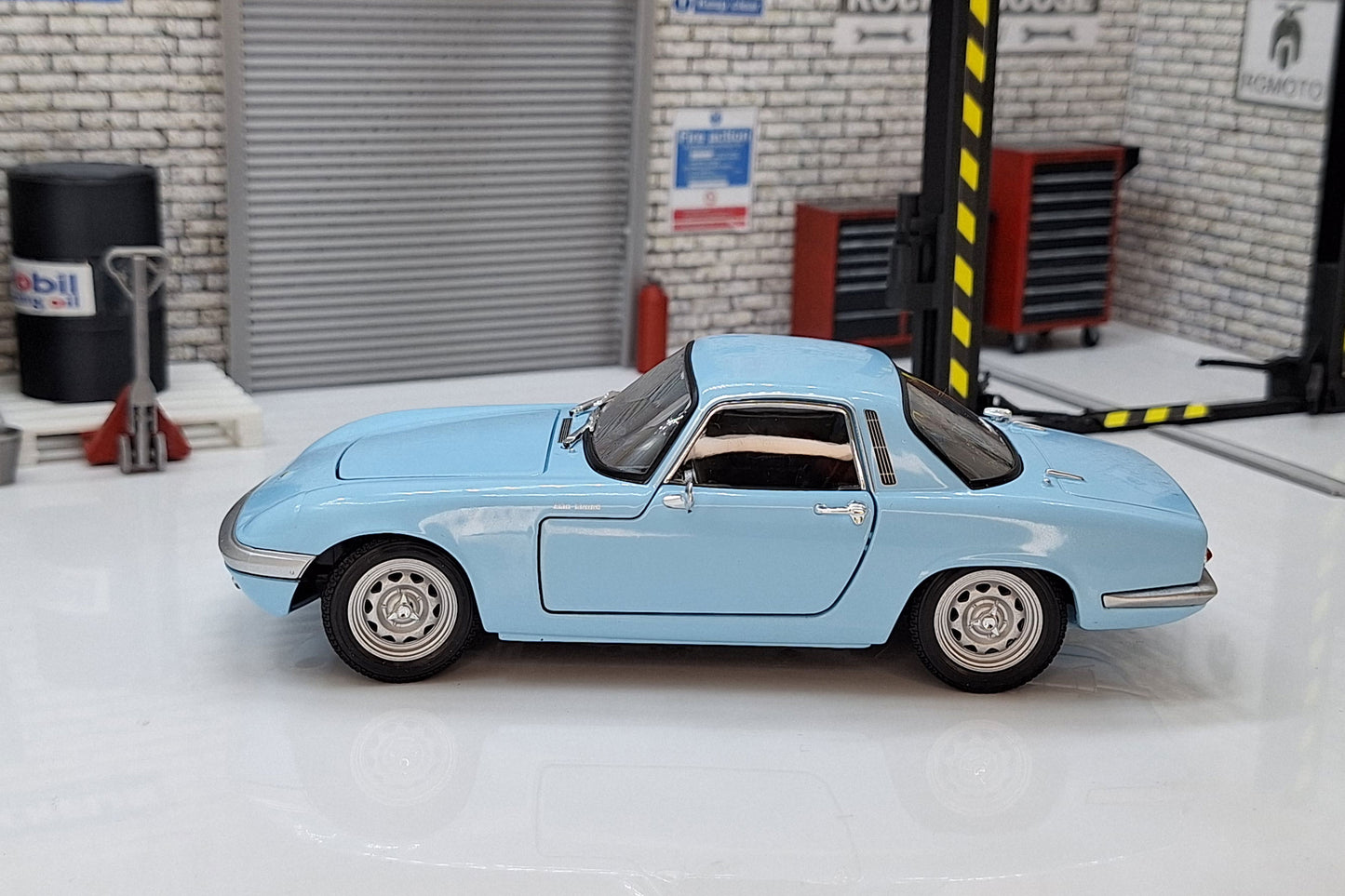 Lotus Elan 1965 - Lt Blue 1:24 Scale Car Model