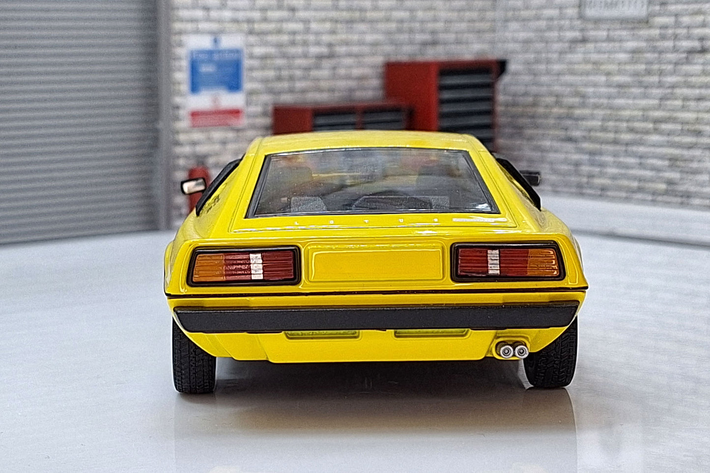 Lotus Esprit 79 - Yellow 1:24 Scale Car Model