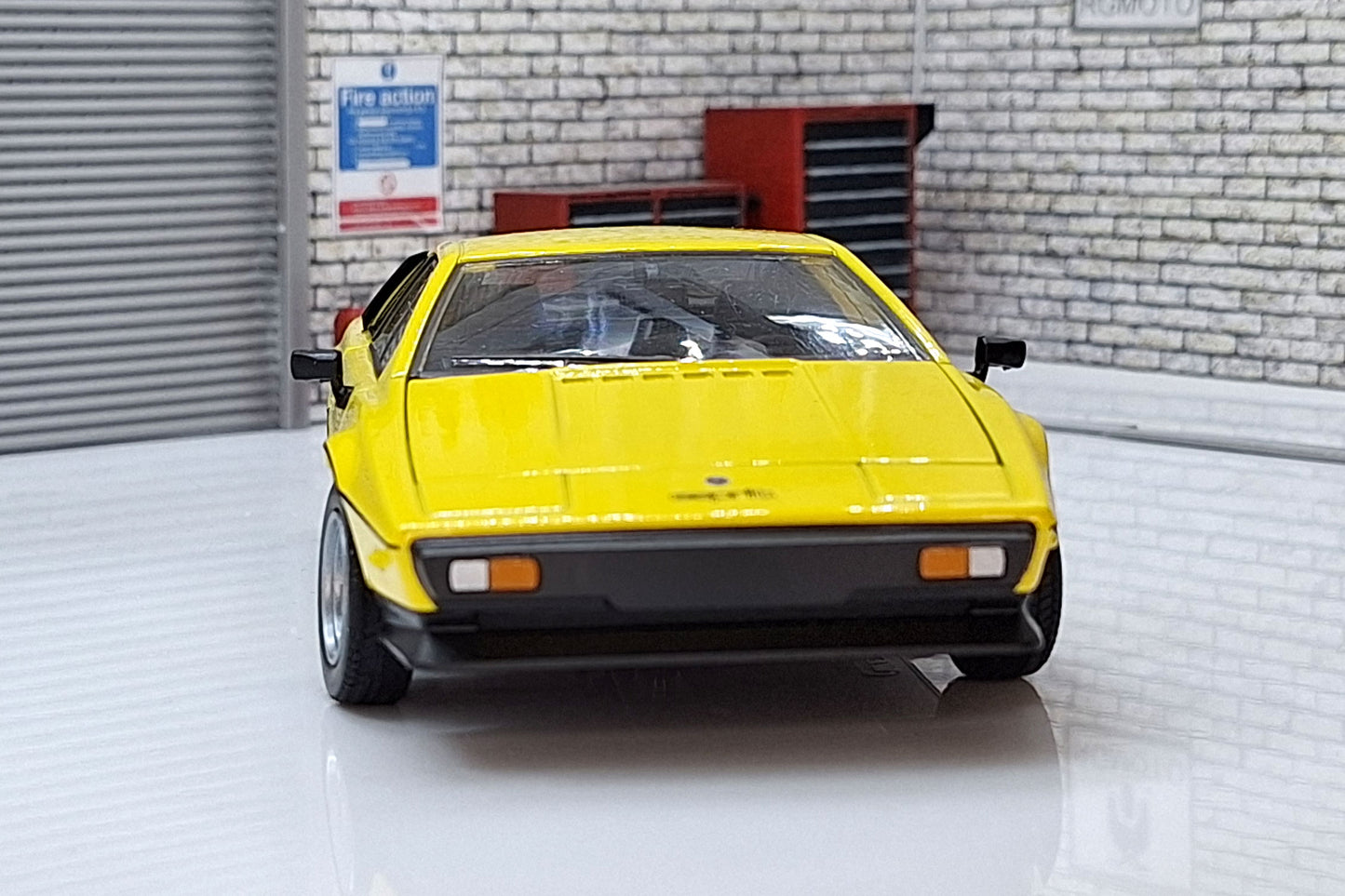 Lotus Esprit 79 - Yellow 1:24 Scale Car Model