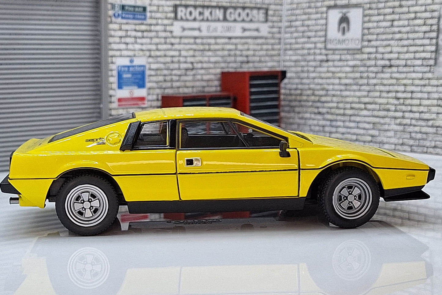 Lotus Esprit 79 - Yellow 1:24 Scale Car Model