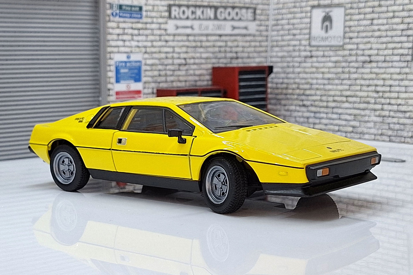 Lotus Esprit 79 - Yellow 1:24 Scale Car Model