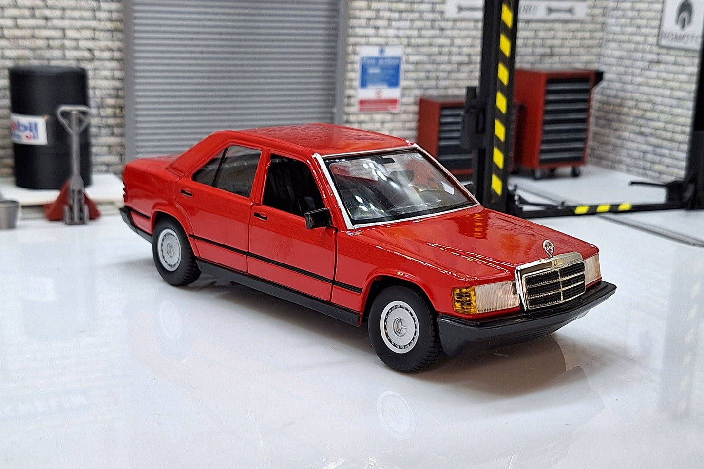 MERCEDES BENZ 190E  1:24 Scale