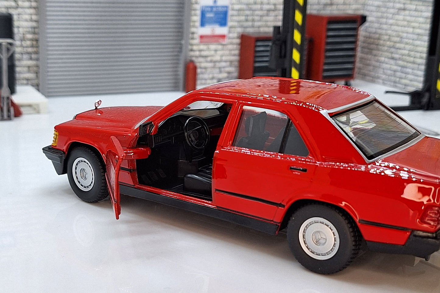 MERCEDES BENZ 190E  1:24 Scale