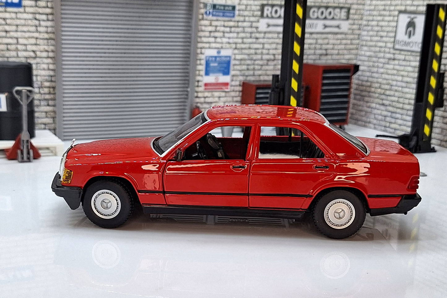 MERCEDES BENZ 190E  1:24 Scale