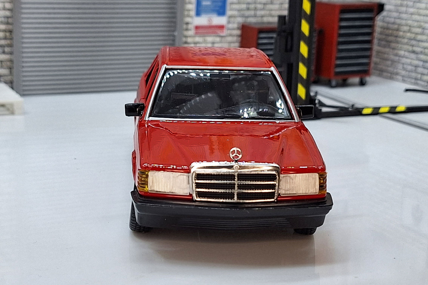 MERCEDES BENZ 190E  1:24 Scale