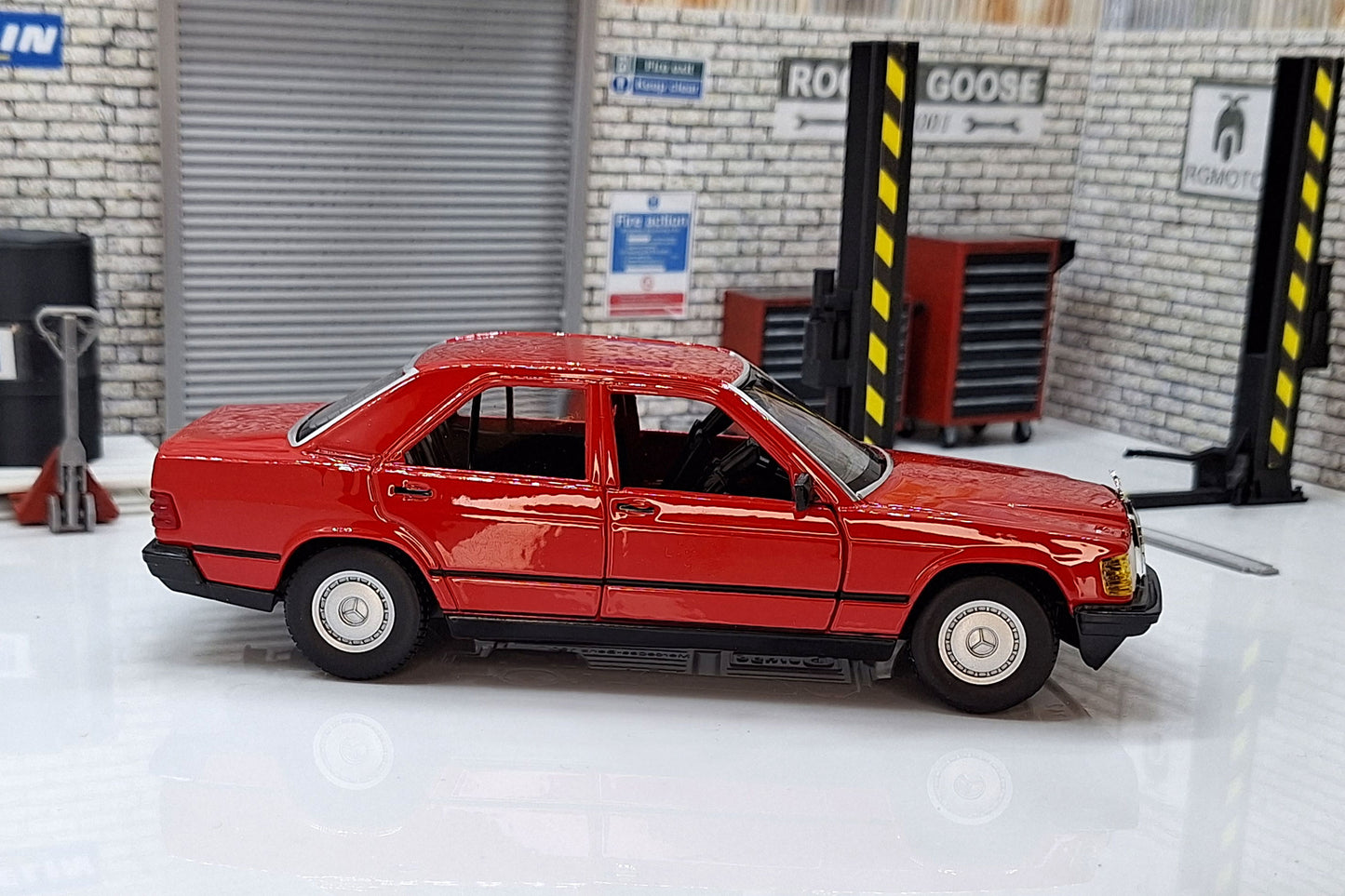 MERCEDES BENZ 190E  1:24 Scale