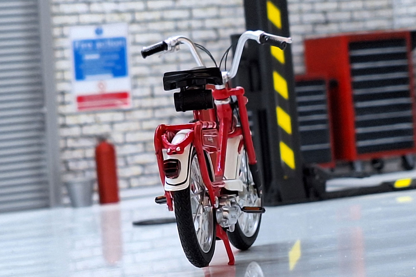 Malaguti Dribbling 1:18 Scale Moped