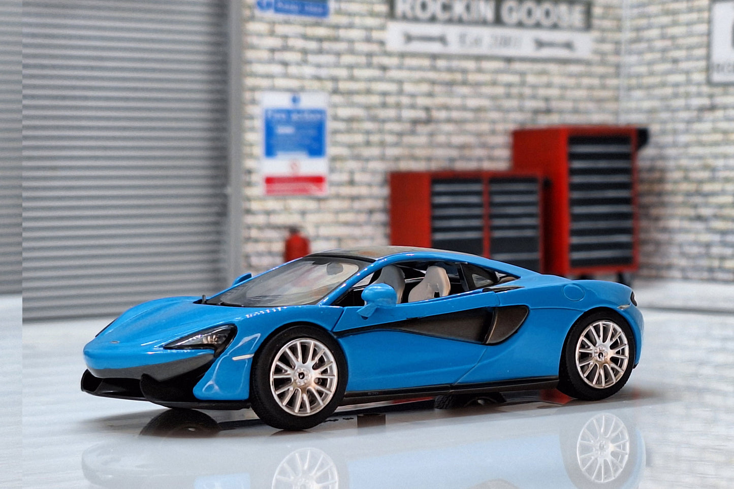 Mclaren 570S Coupe 2015 Cased 1:43 Scale Supercar