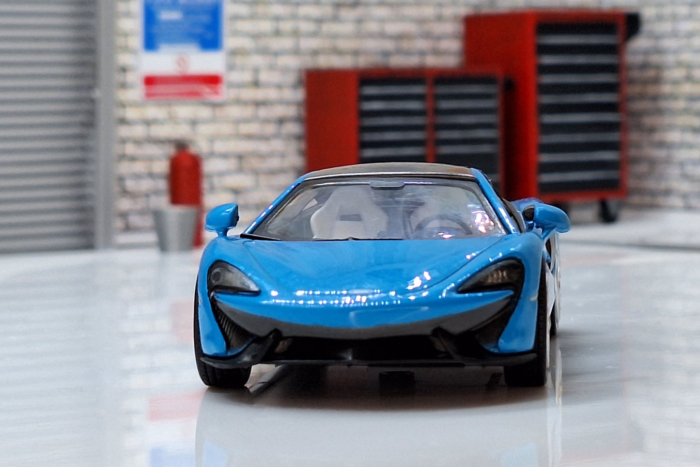 Mclaren 570S Coupe 2015 Cased 1:43 Scale Supercar