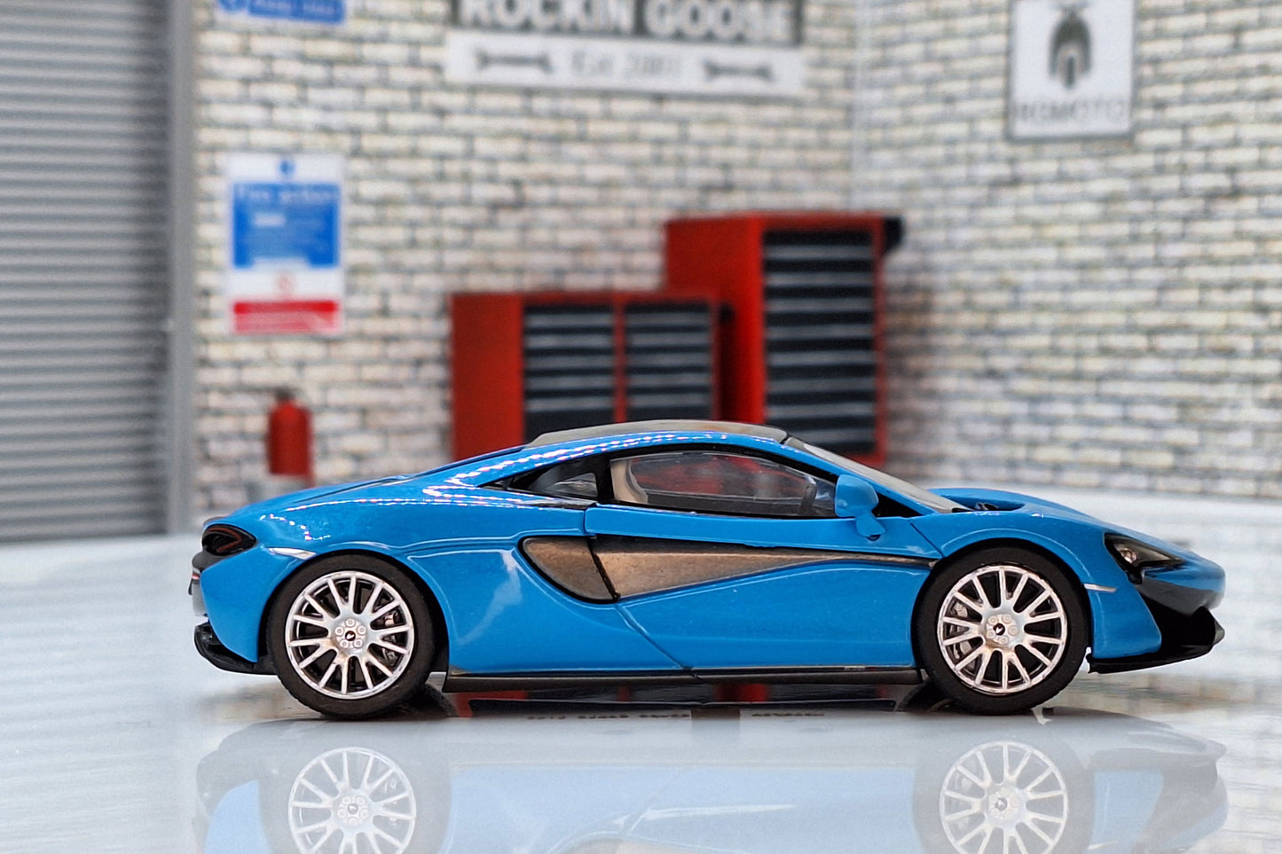 Mclaren 570S Coupe 2015 Cased 1:43 Scale Supercar