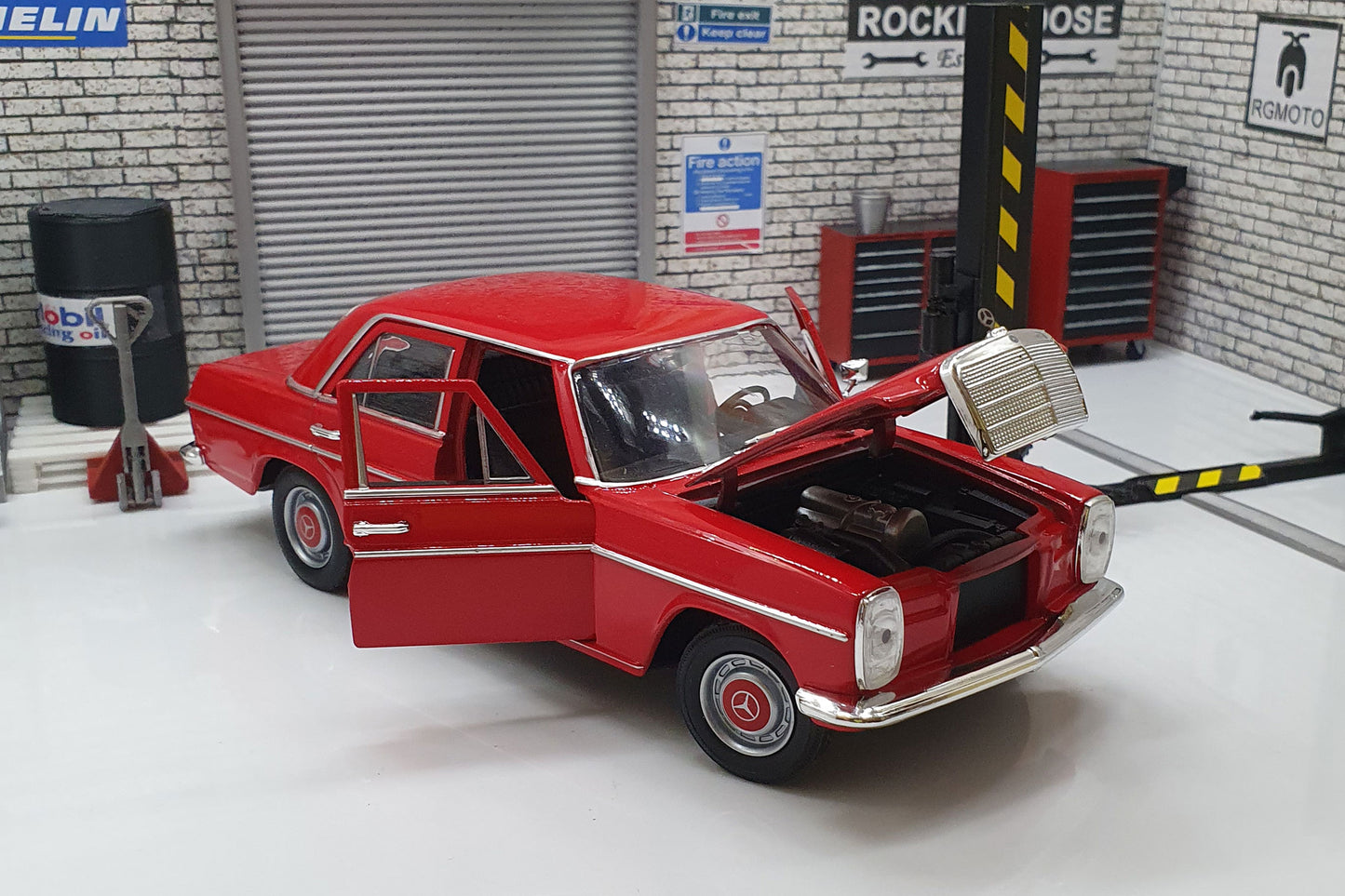 Mercedes 220 Red  1:24 Scale