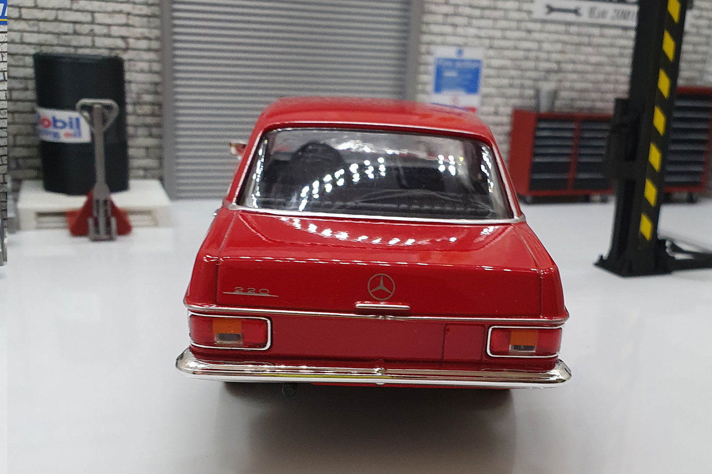 Mercedes 220 Red  1:24 Scale