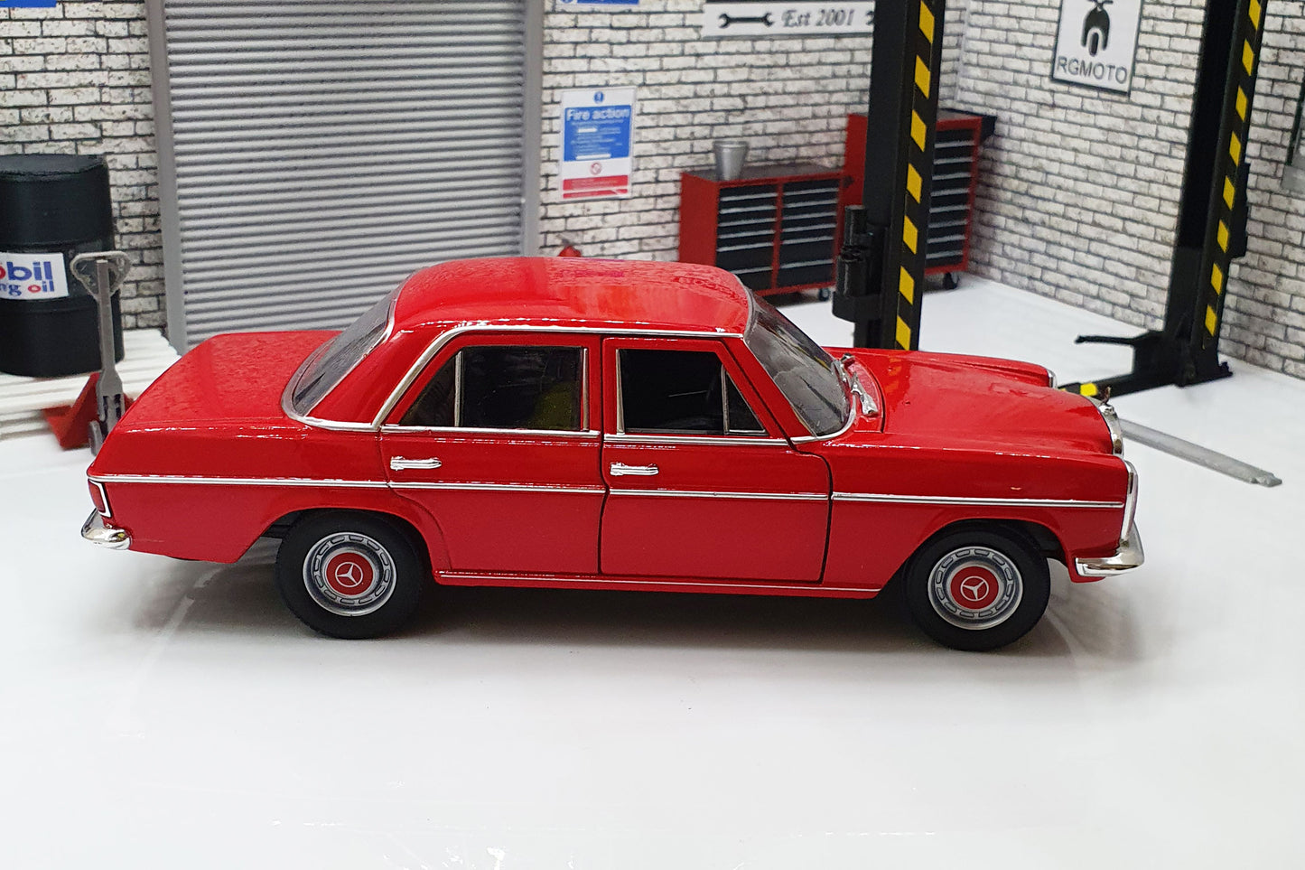 Mercedes 220 Red  1:24 Scale