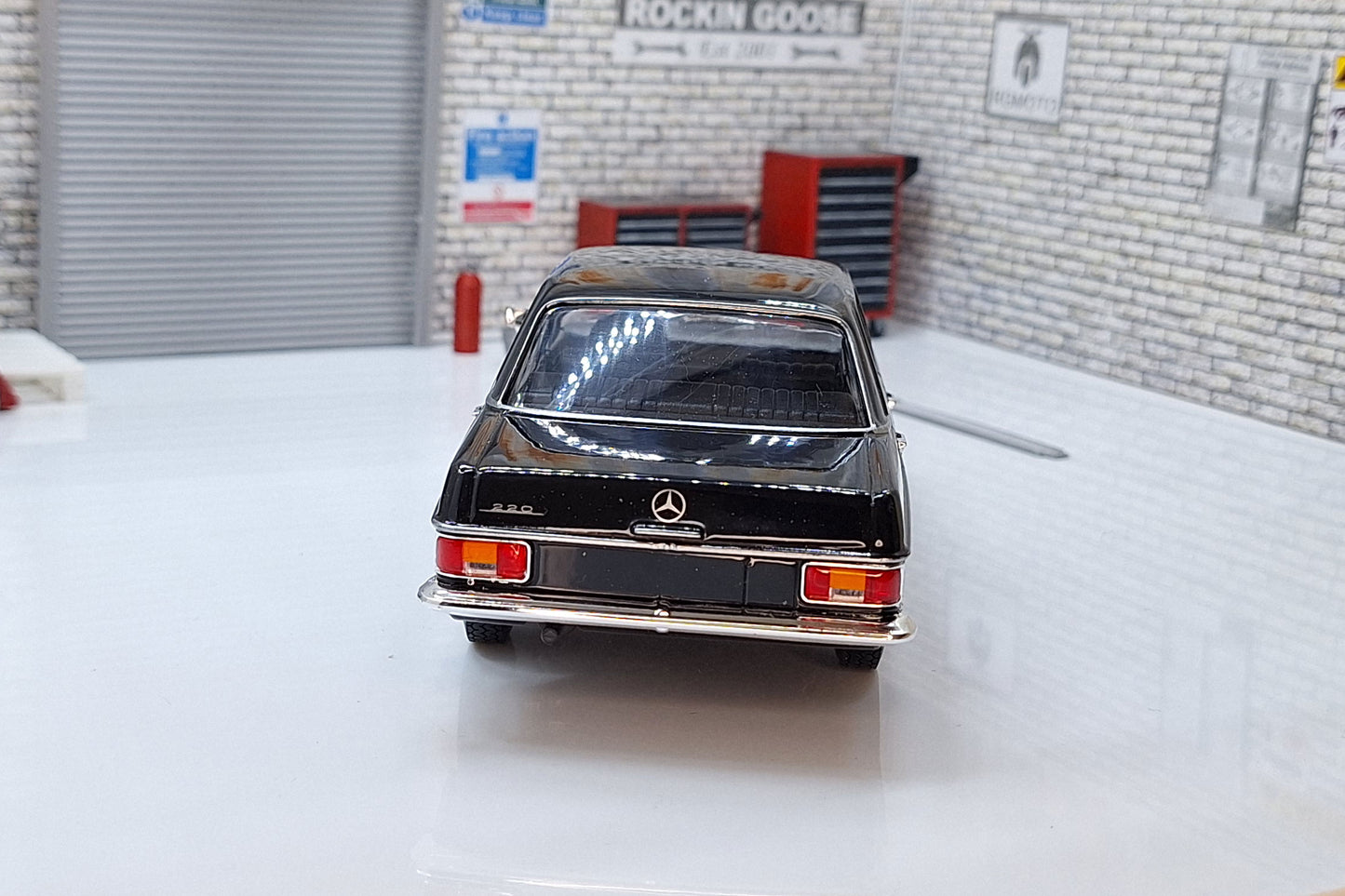 Mercedes 220 Black  1:24 Scale Model