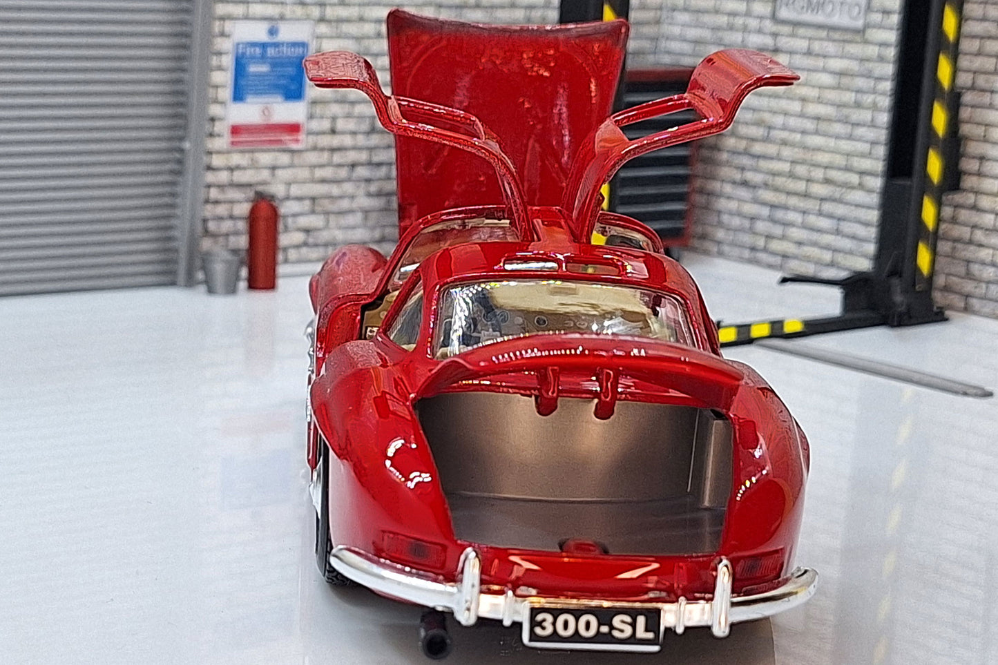 Mercedes 300 SL  Red 1:24 Scale