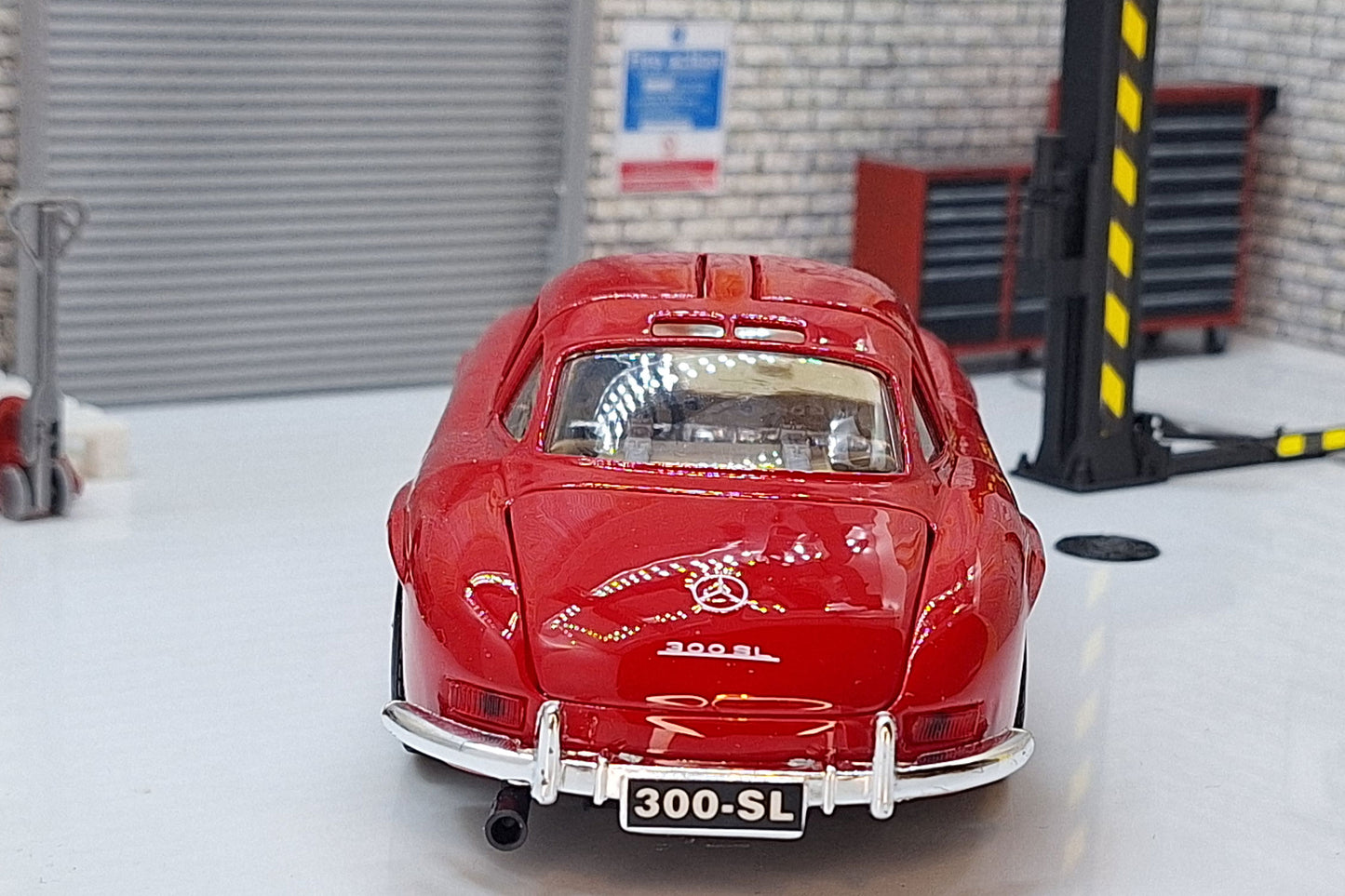 Mercedes 300 SL  Red 1:24 Scale