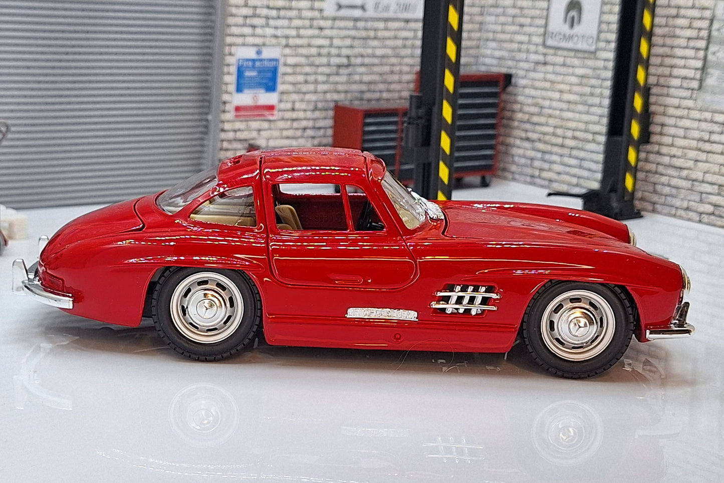 Mercedes 300 SL  Red 1:24 Scale