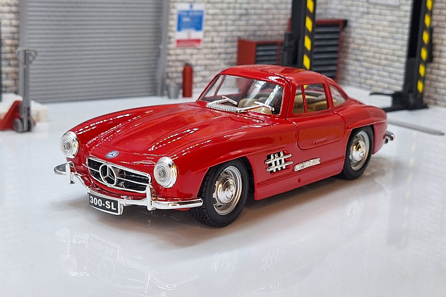 Mercedes 300 SL  Red 1:24 Scale