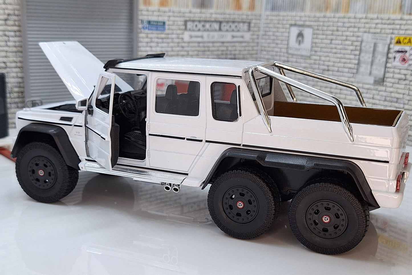 Mercedes AMG G 63 6x6 - White 1:24 Scale