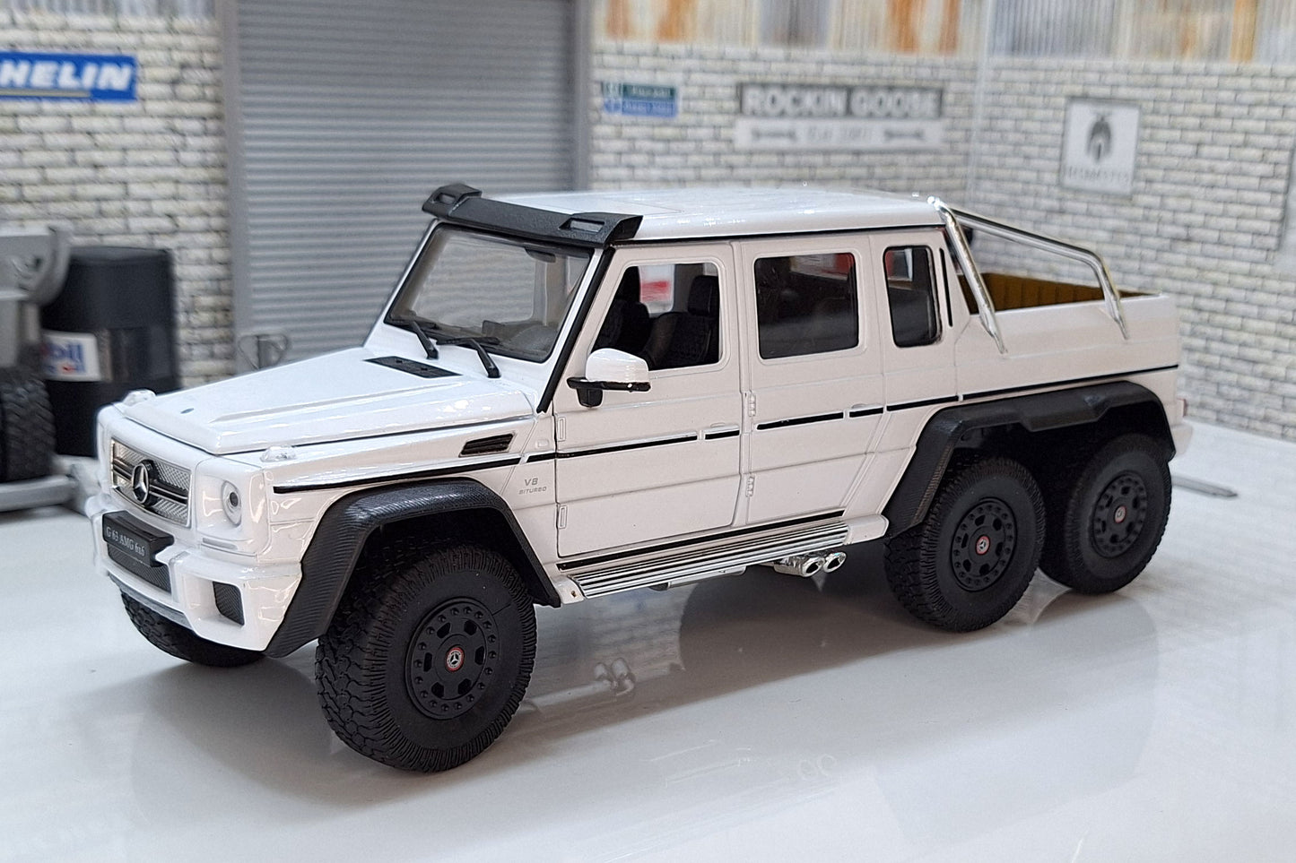 Mercedes AMG G 63 6x6 - White 1:24 Scale