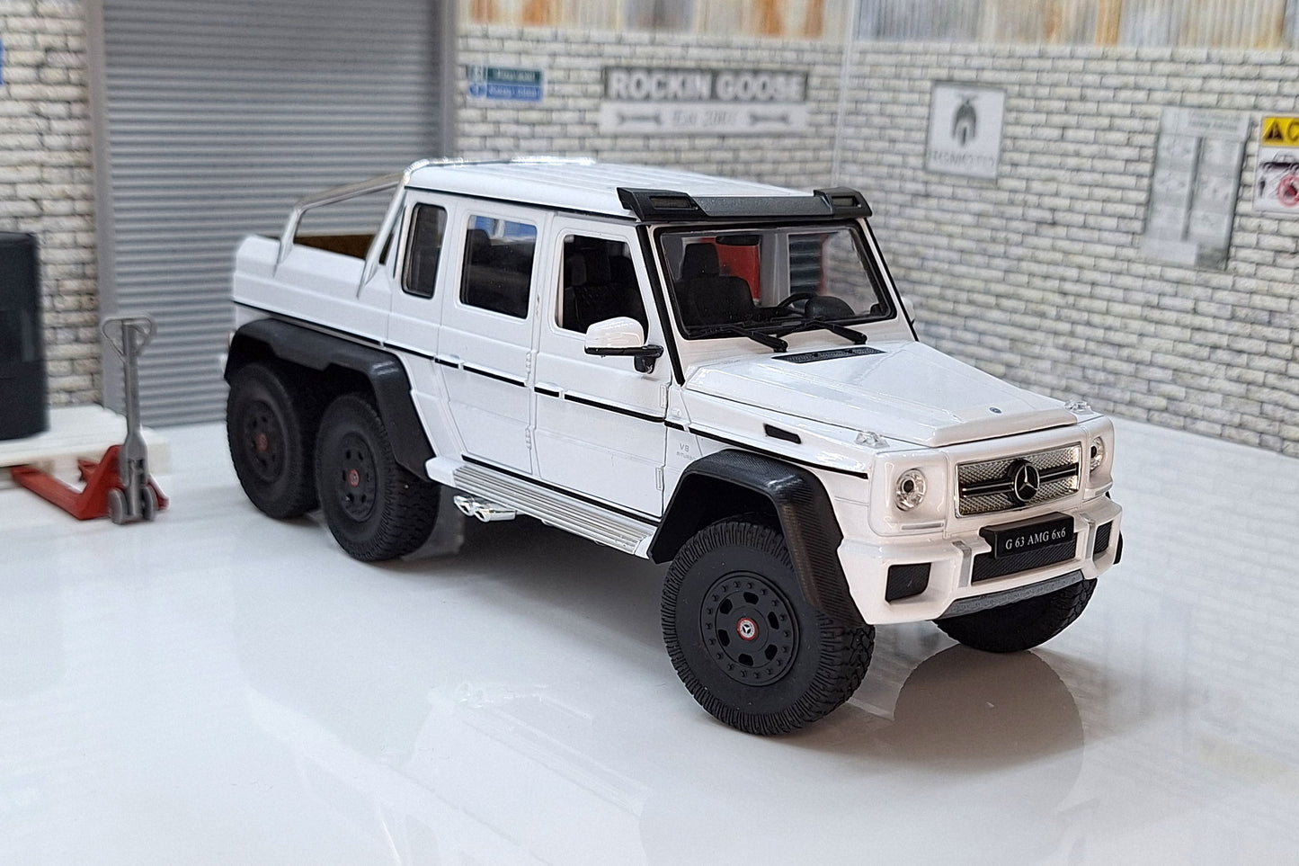 Mercedes AMG G 63 6x6 - White 1:24 Scale