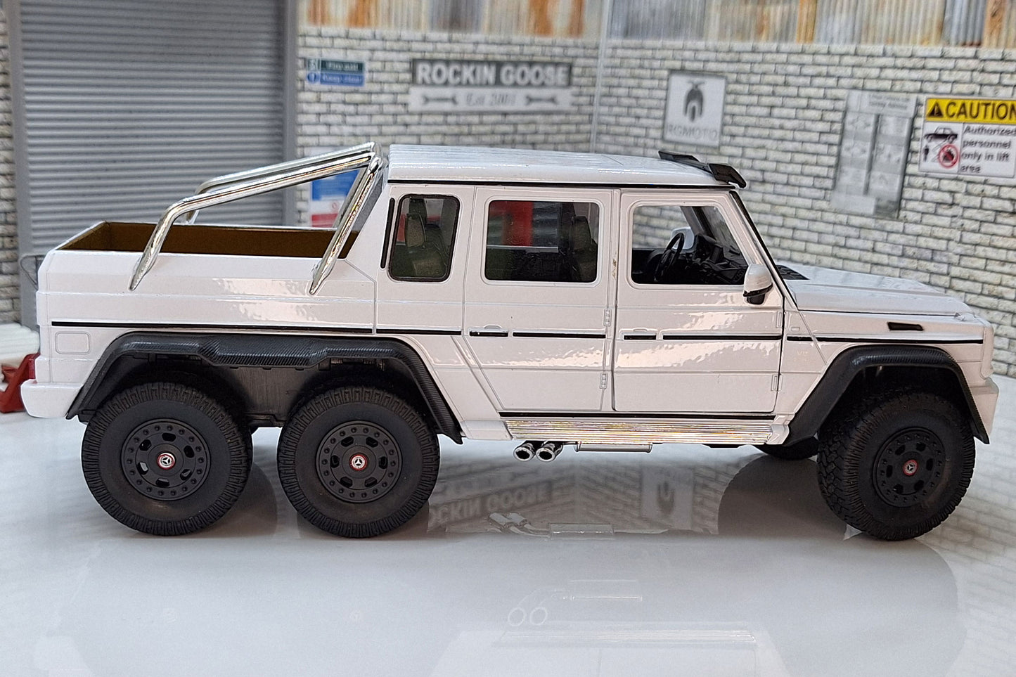 Mercedes AMG G 63 6x6 - White 1:24 Scale