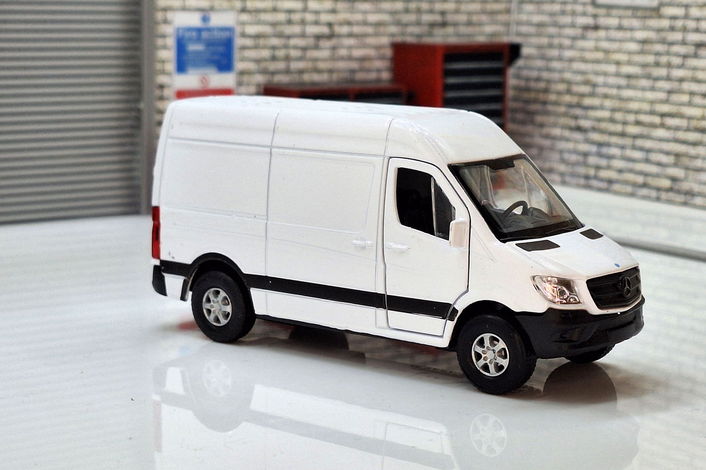 Mercedes Sprinter Van White 1:50 Scale Welly