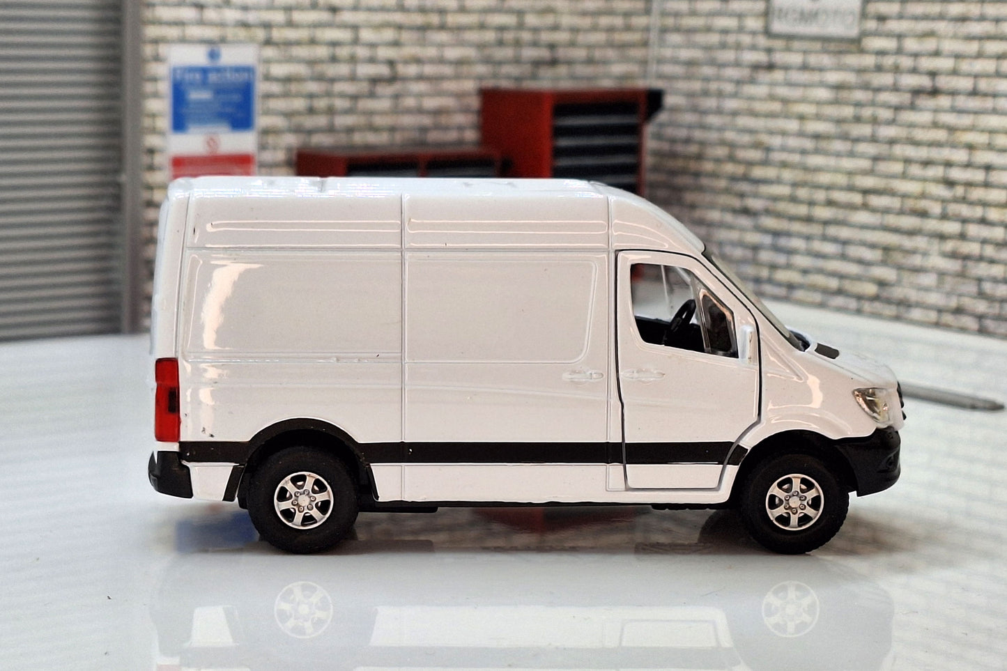 Mercedes Sprinter Van White 1:50 Scale Welly