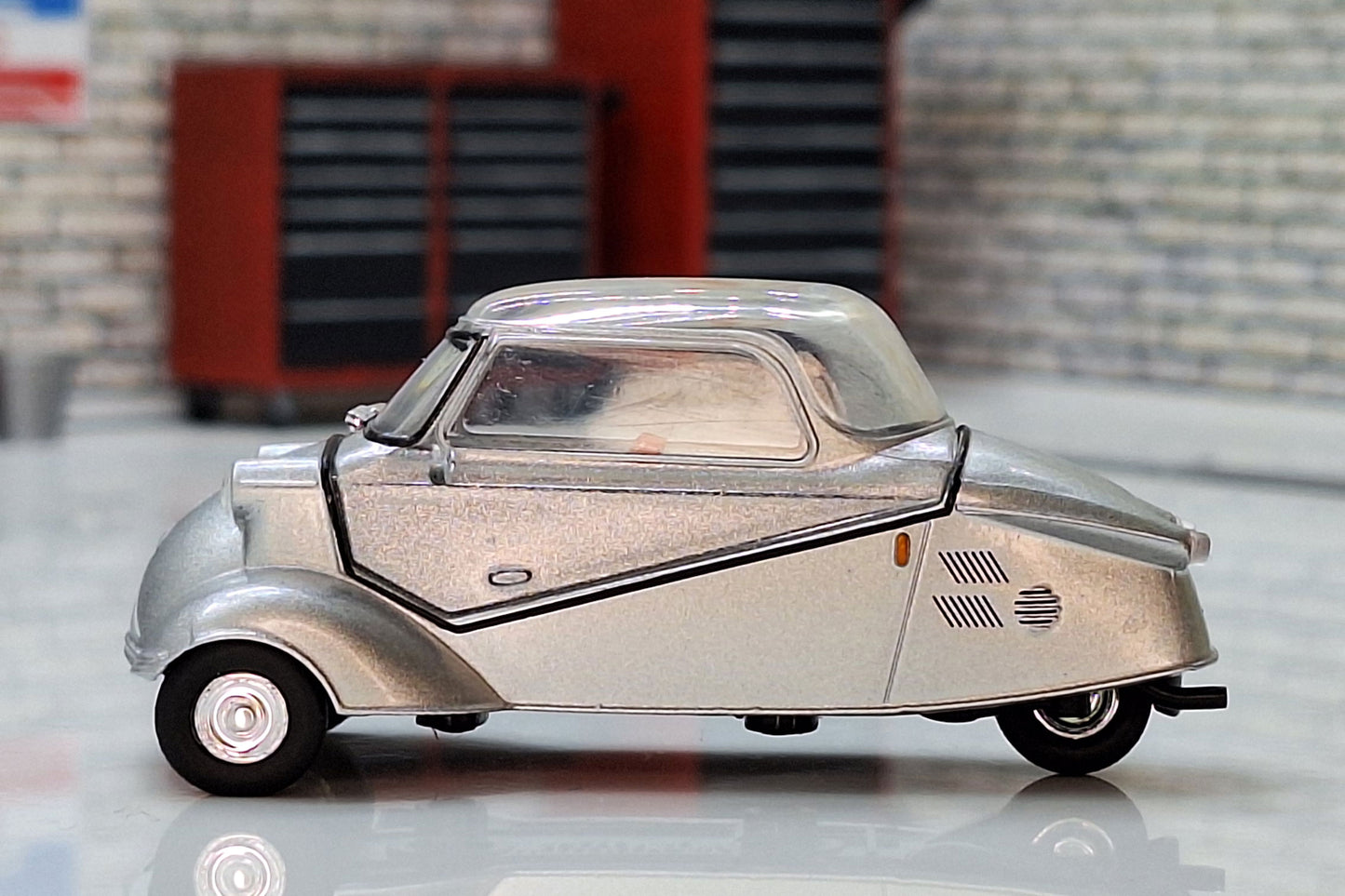 Messerschmitt KR200 Bubble Car Silver 1:43 Scale