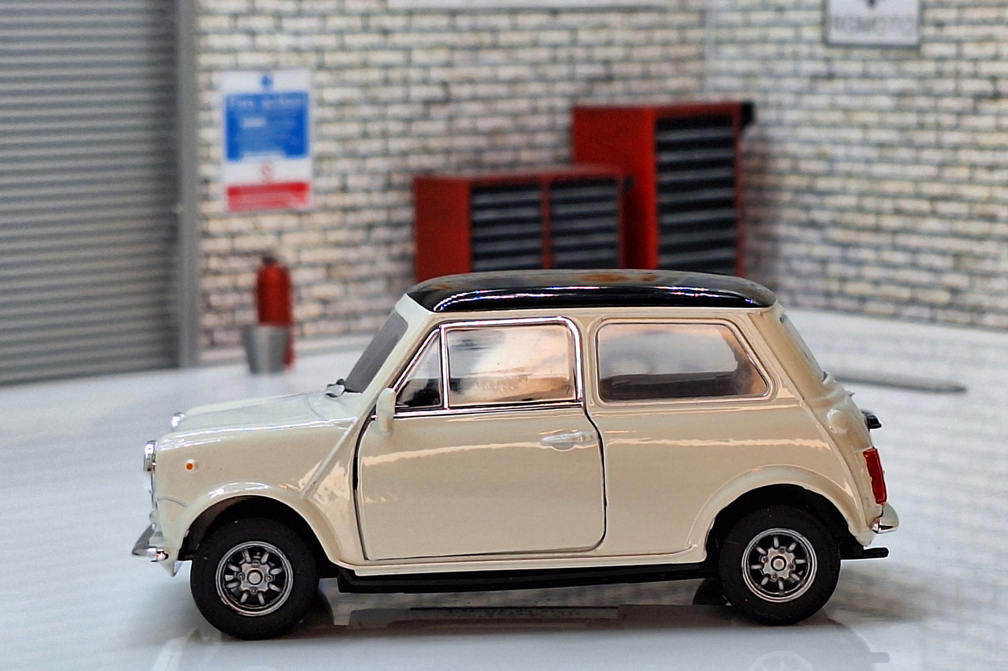 Mini Cooper 1300 - White 1:34 Scale Car Model