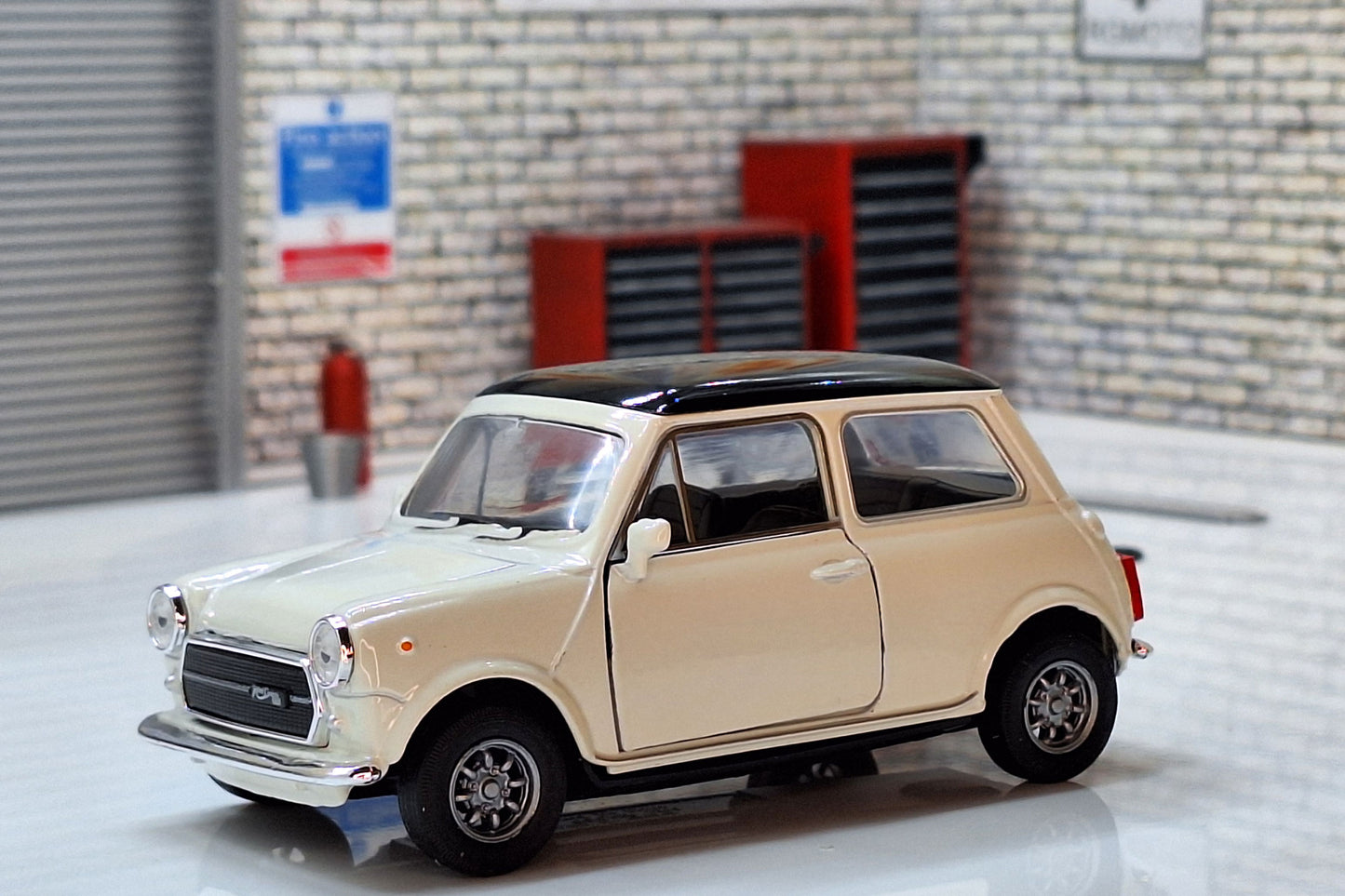 Mini Cooper 1300 - White 1:34 Scale Car Model