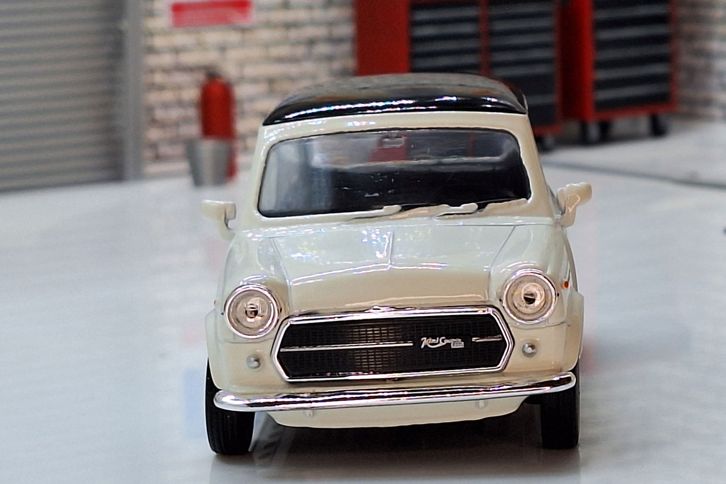 Mini Cooper 1300 - White 1:34 Scale Car Model