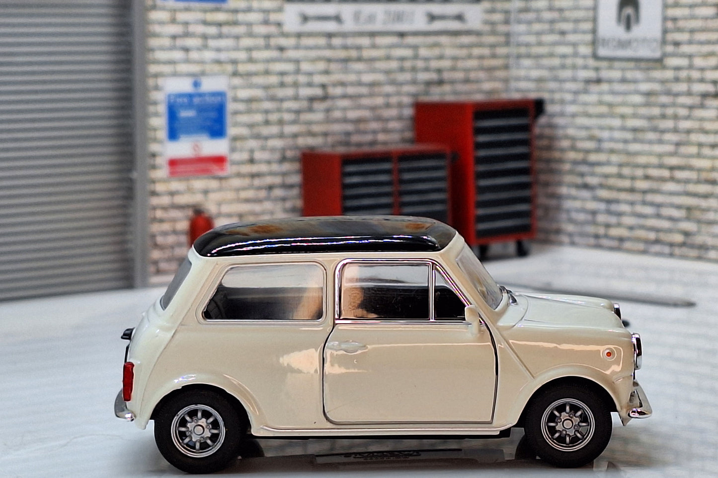 Mini Cooper 1300 - White 1:34 Scale Car Model