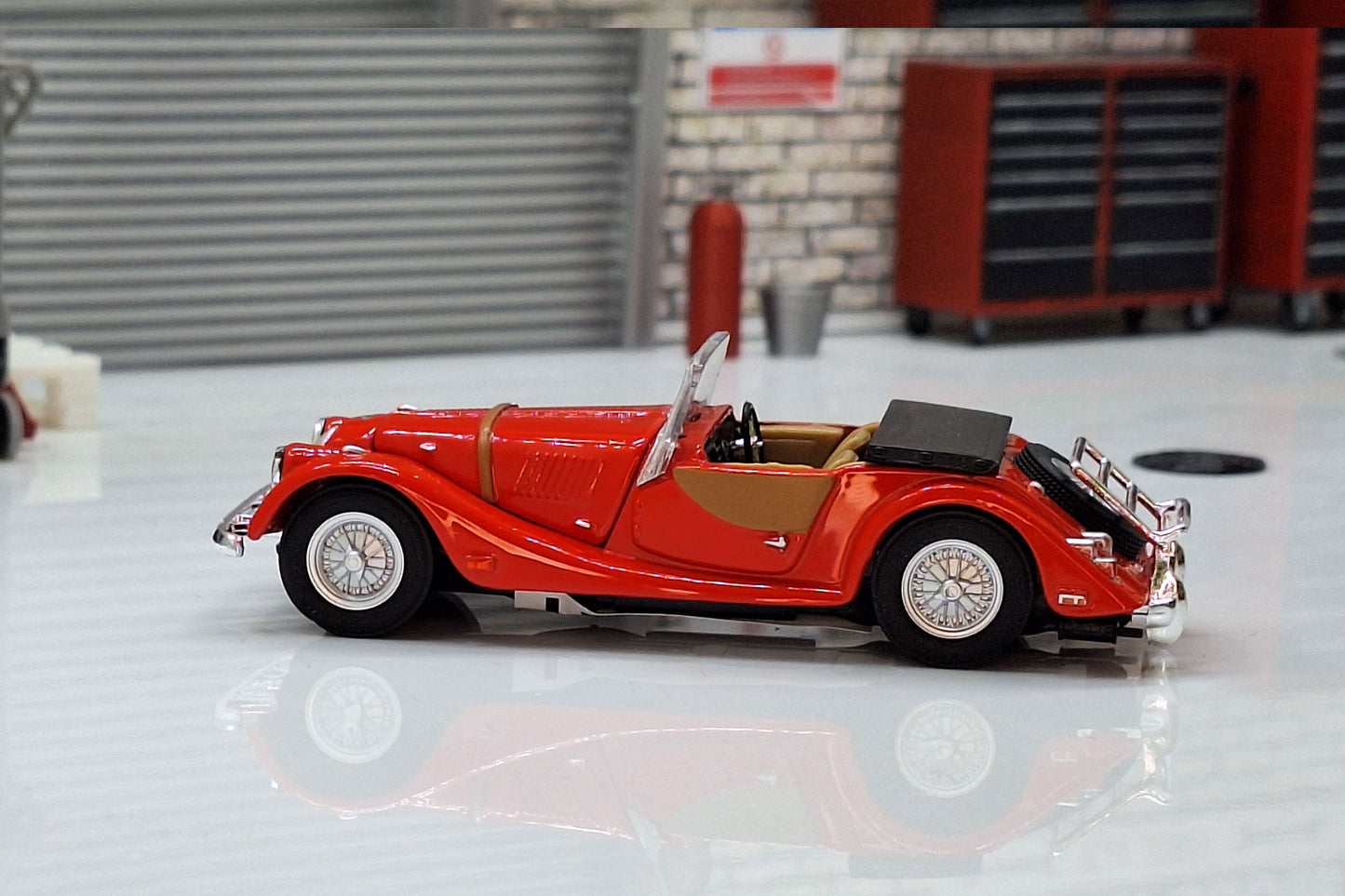 Morgan Plus Eight Cabrio - Red 1:43 Scale (Cararama Oxford)