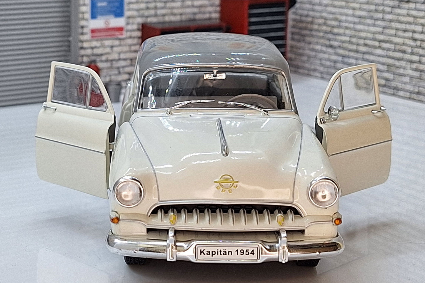 Opel Kapitan 1954 - White 1:24 Scale IXO