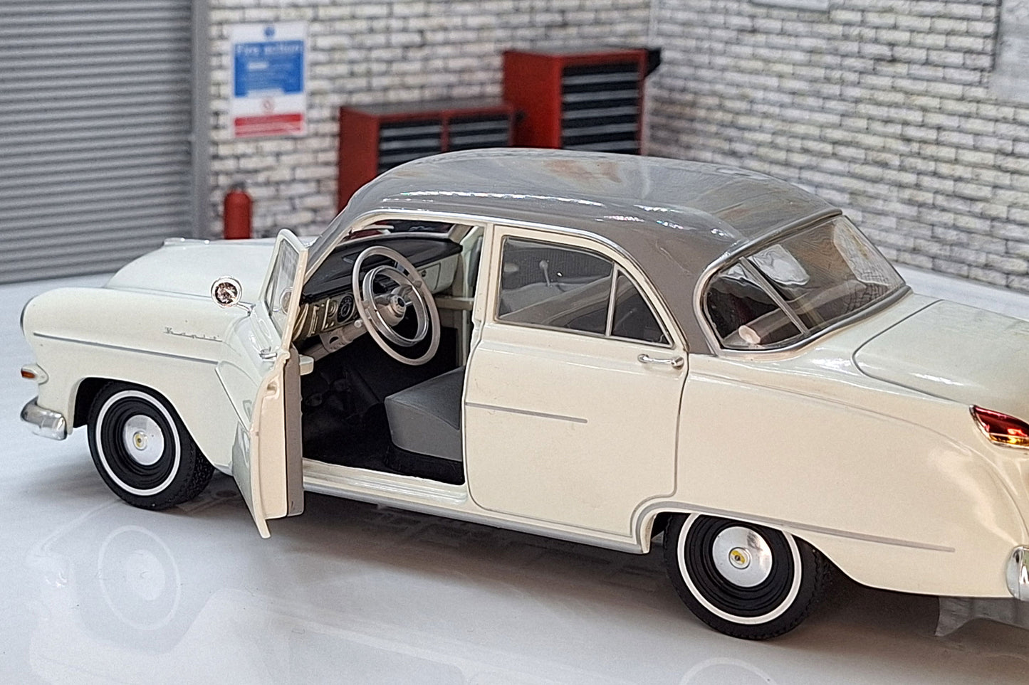 Opel Kapitan 1954 - White 1:24 Scale IXO