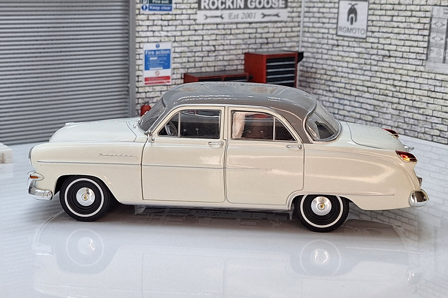 Opel Kapitan 1954 - White 1:24 Scale IXO